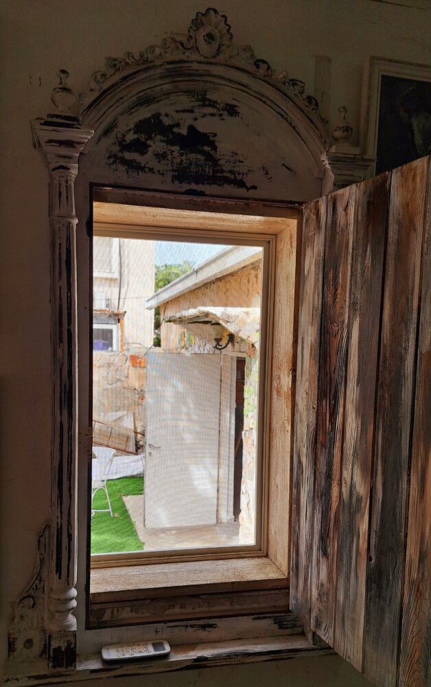 בבית זהבה אמזלג - מראה שהוסבה לעיטור החלון (צילום: רחלי אורבך)