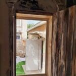 בבית זהבה אמזלג – מראה שהוסבה לעיטור החלון (צילום: רחלי אורבך)