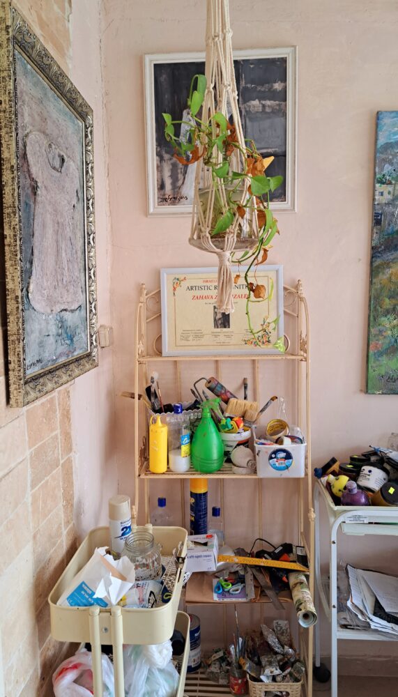 בבית זהבה אמזלג - פינת איכסון צבעים ומכחולים (צילום: רחלי אורבך)