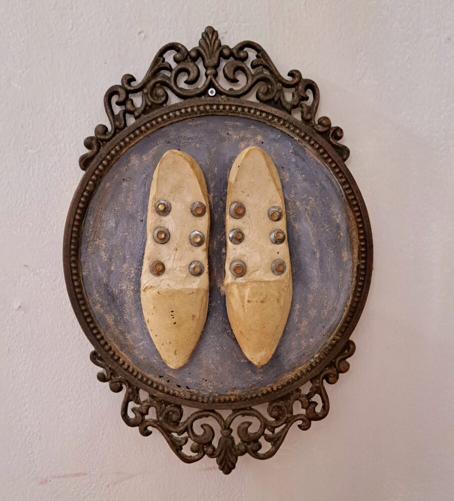 בבית זהבה אמזלג - מיקס מדיה בפיסול נעלים (צילום: רחלי אורבך)