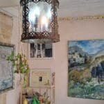 בבית זהבה אמזלג – פינת צבעים ומכחולים (צילום: רחלי אורבך)