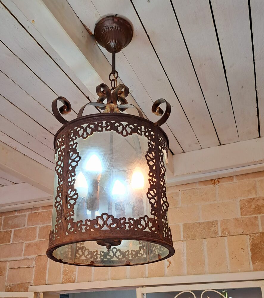 בבית זהבה אמזלג - מנורת ברזל חלודה וישנה (צילום: רחלי אורבך)