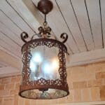 בבית זהבה אמזלג – מנורת ברזל חלודה וישנה (צילום: רחלי אורבך)