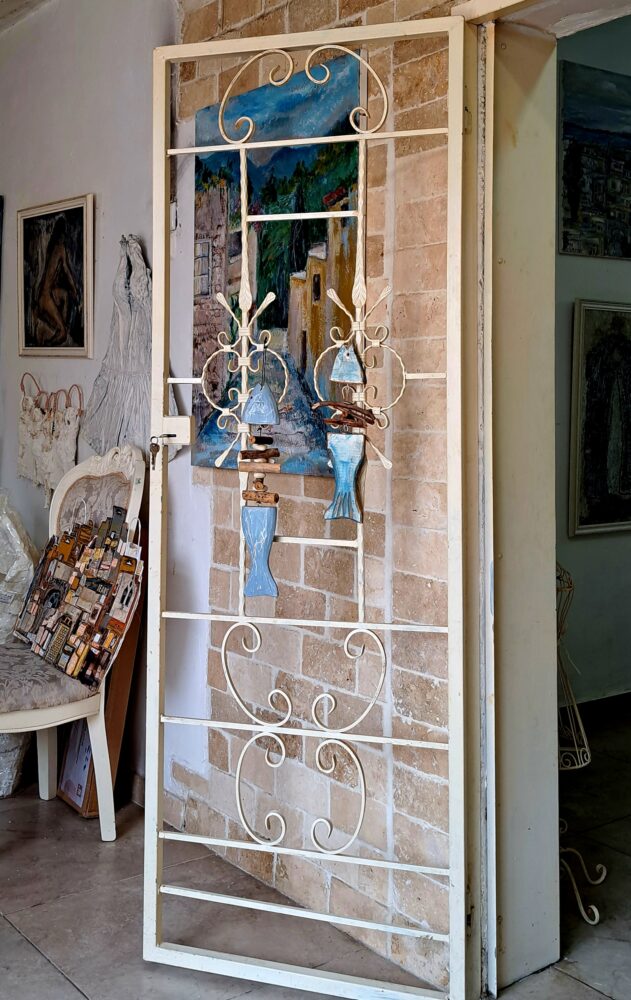 בבית זהבה אמזלג - עיטור דגי עץ על סורגי הדלת (צילום: רחלי אורבך)