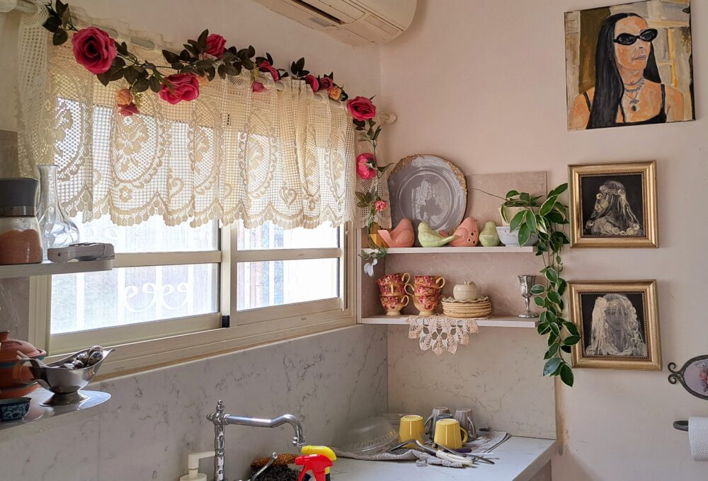 בבית זהבה אמזלג - מבט אל חלון המטבח (צילום: רחלי אורבך)
