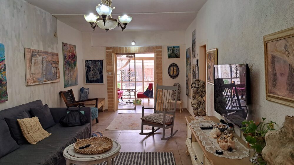 בבית זהבה אמזלג - מבט אל חדר המגורים (צילום: רחלי אורבך)