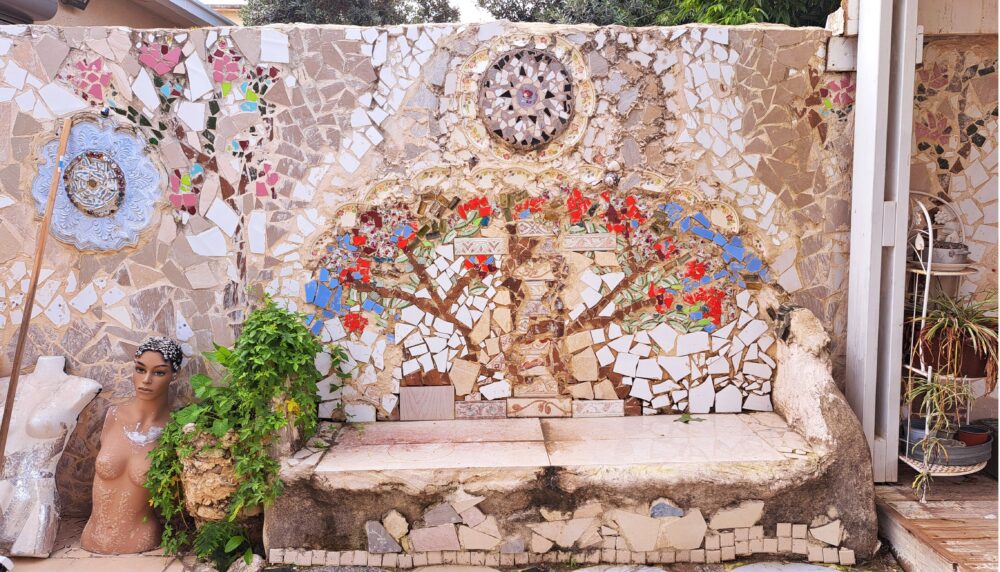 זהבה אמזלג - יצירת הספסל כהומאג' לגאודי (צילום: רחלי אורבך)
