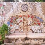 זהבה אמזלג – יצירת הספסל כהומאג' לגאודי (צילום: רחלי אורבך)