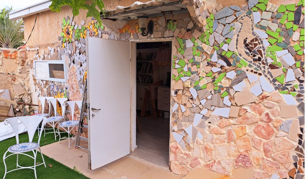 זהבה אמזלג - קיר הכניסה אל הסטודיו שבחצר (צילום: רחלי אורבך)