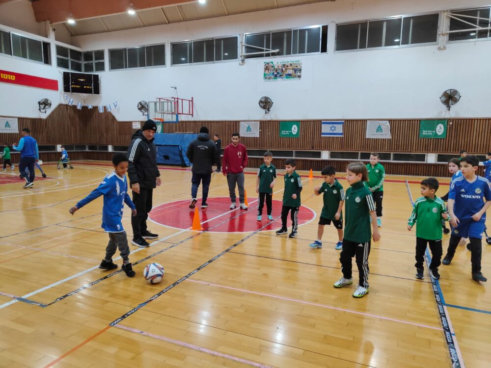 שווים בין שווים • קבוצת הכדורגל "אריות הצפון״ משתפת פעולה עם ילדי מועדון מכבי חיפה (צילום: מרכז הספורט אילן חיפה)