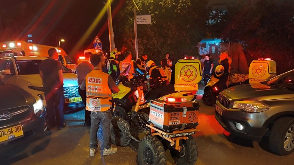 תאונת דרכים באזור חיפה • רוכבת אופניים נפצעה (צילום: איחוד הצלה)