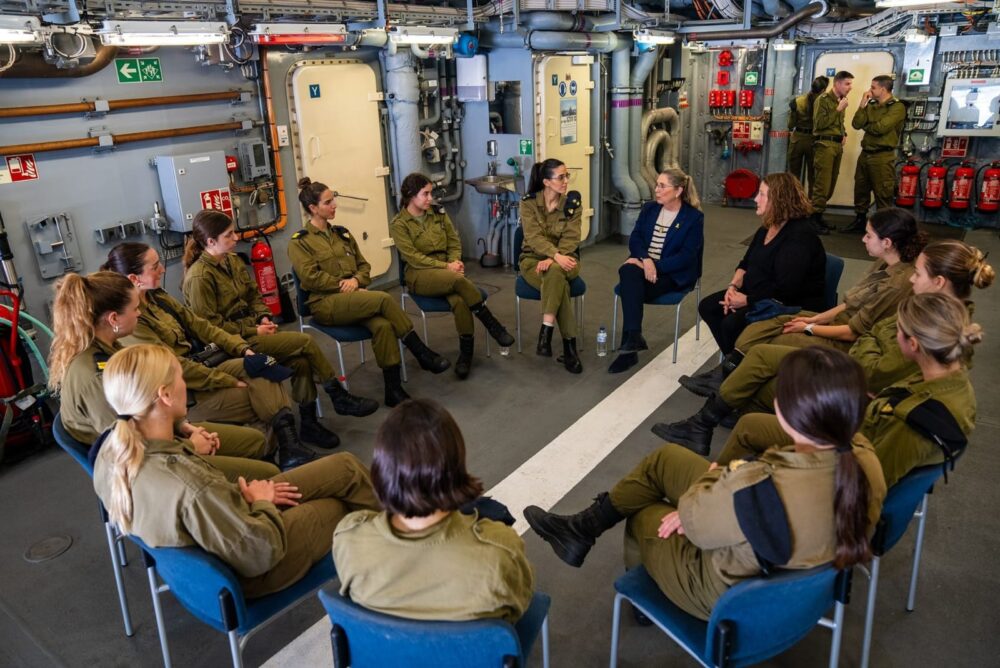 רעיית נשיא המדינה ביקרה בבסיס חיל הים בחיפה (צילום: דובר צה״ל)
