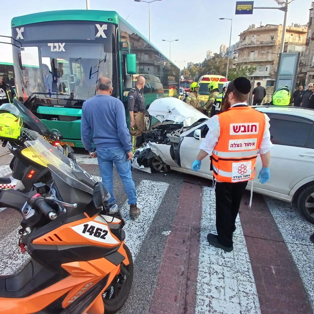 תאונה בחיפה: נהג רכב נפצע בינוני (צילום: איחוד הצלה)