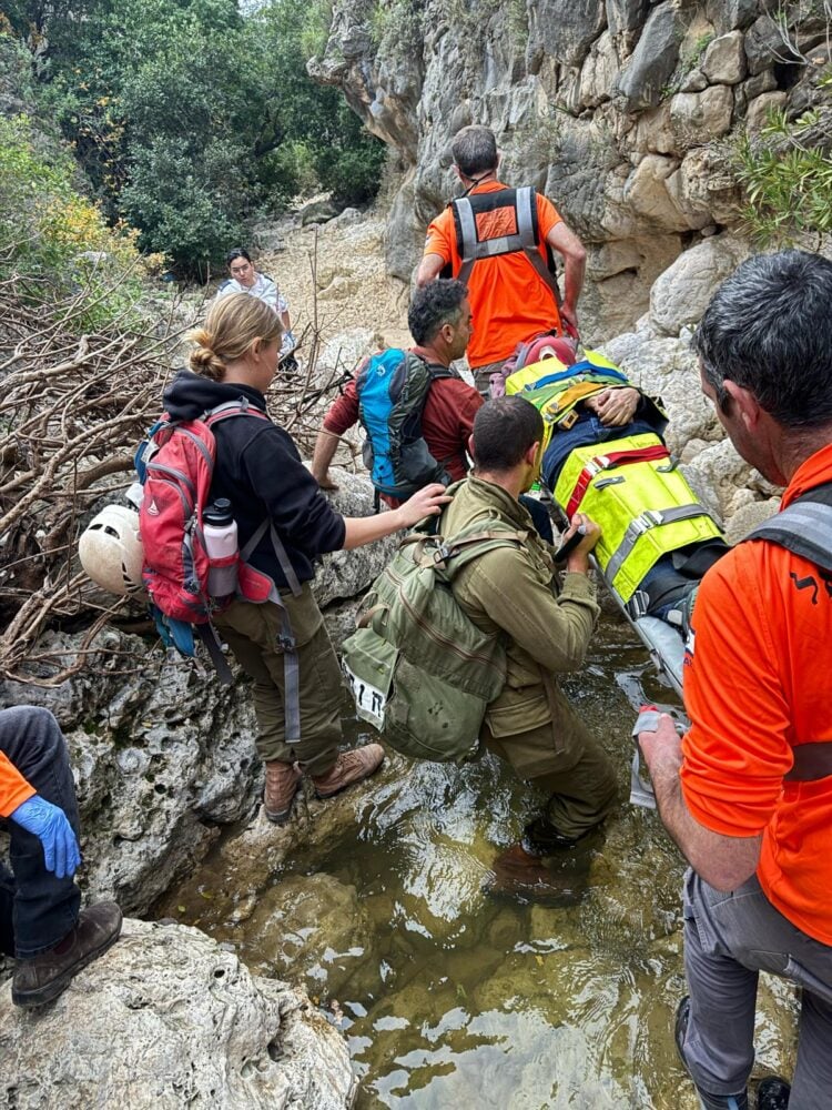 מטיילת בת 58 שהחליקה ונפלה (צילום: יחידת החילוץ גליל-כרמל)