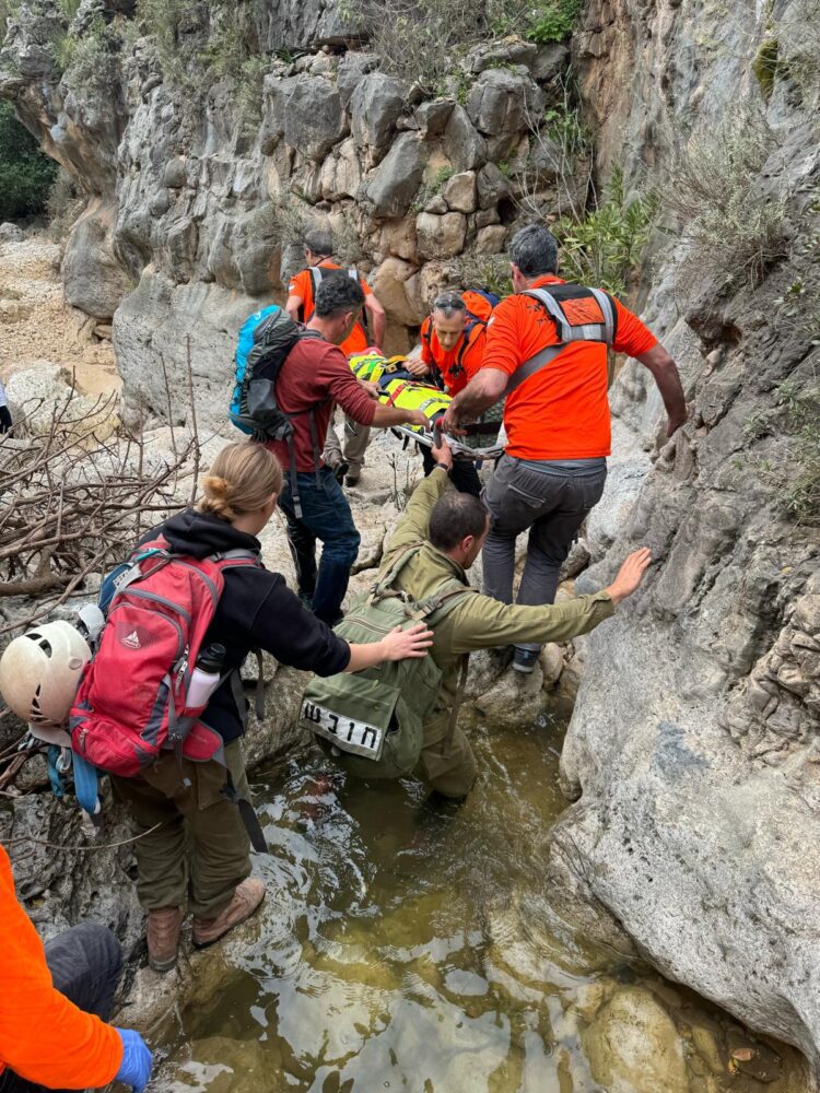 מטיילת בת 58 שהחליקה ונפלה (צילום: יחידת החילוץ גליל-כרמל)