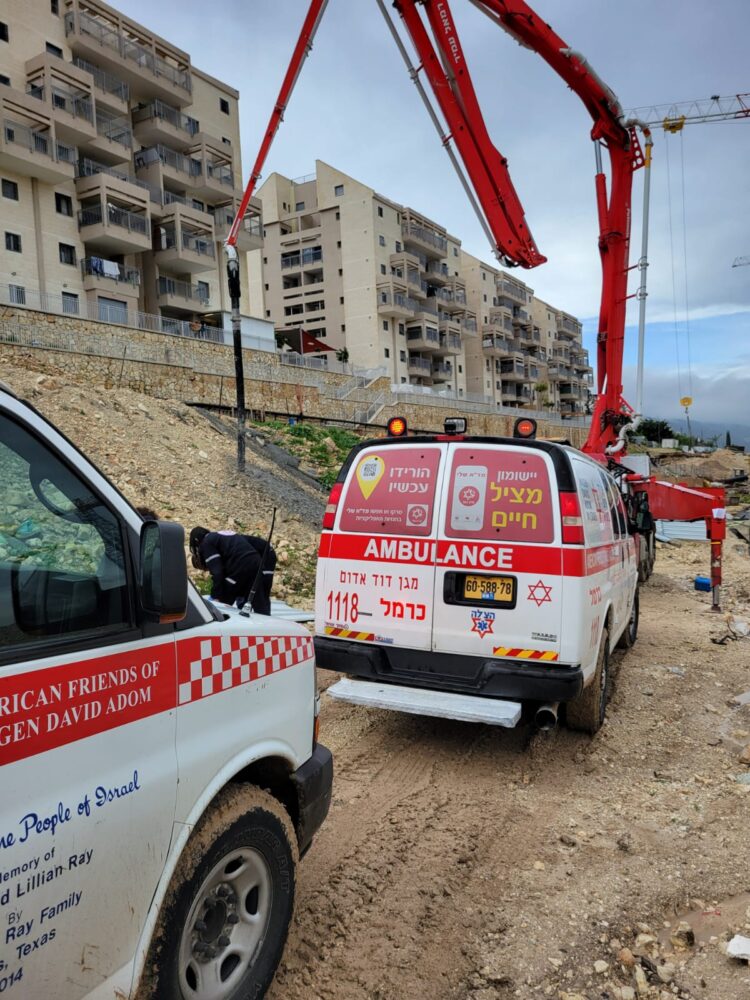פועל 53 נפגע באתר בנייה - מצבו בינוני (צילום: איחוד הצלה)