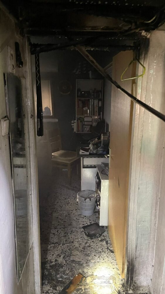 גלאי עשן הציל חיים בשריפה במבנה (צילום: כבאות והצלה לישראל)