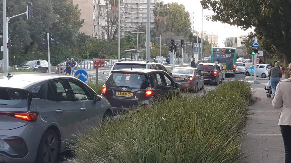 פקקים אדירים ברחבי חיפה (צילום: אדיר יזירף)