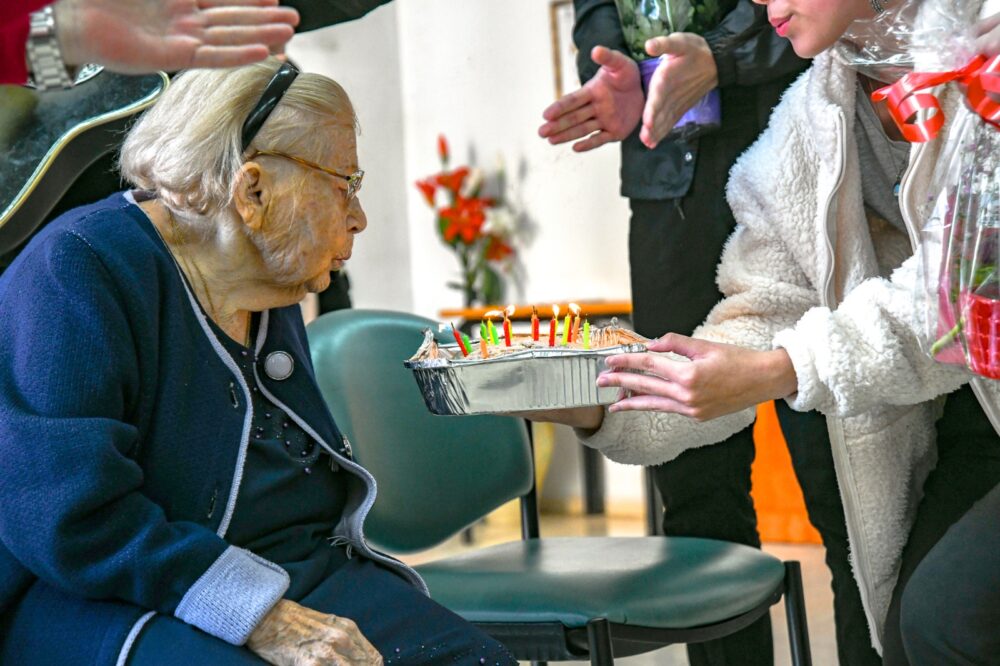 יום הולדתה ה-89 של ירוסלבה לויצקה (צילום: ניר בלזיצקי, דוברות עיריית חיפה)