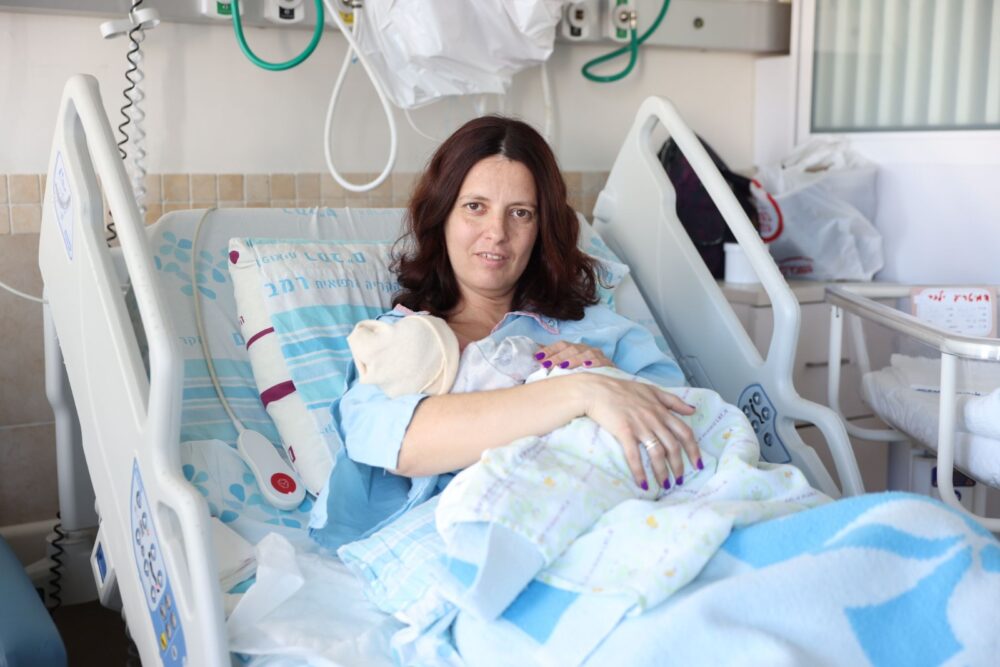 לינה דמיטרייב ובתה, שנולדה הבוקר ברמב