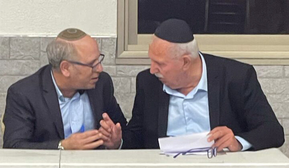 יעקב בורובסקי ויורב רמתי לאחר חתימת ההסכם (צילום: אריאל נוימן)