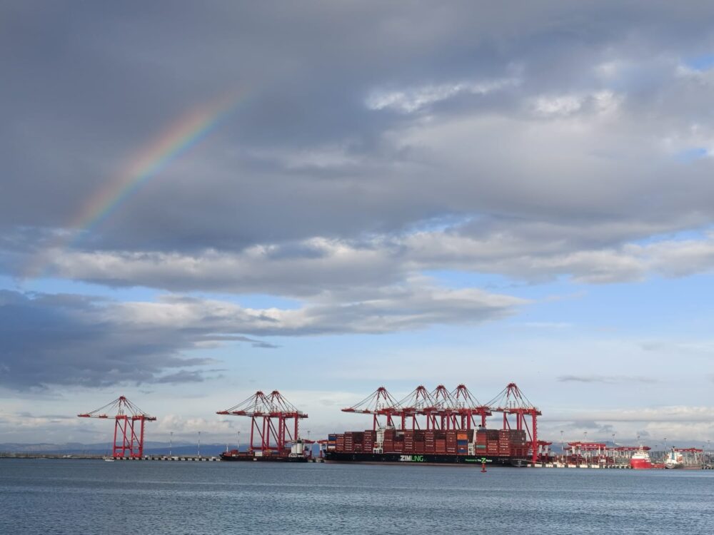 נמל המפרץ - אוניה של צים מונעת בגז טבעי וקשת בענן - תמונת היום (צילום: קורא חי פה בשטח)