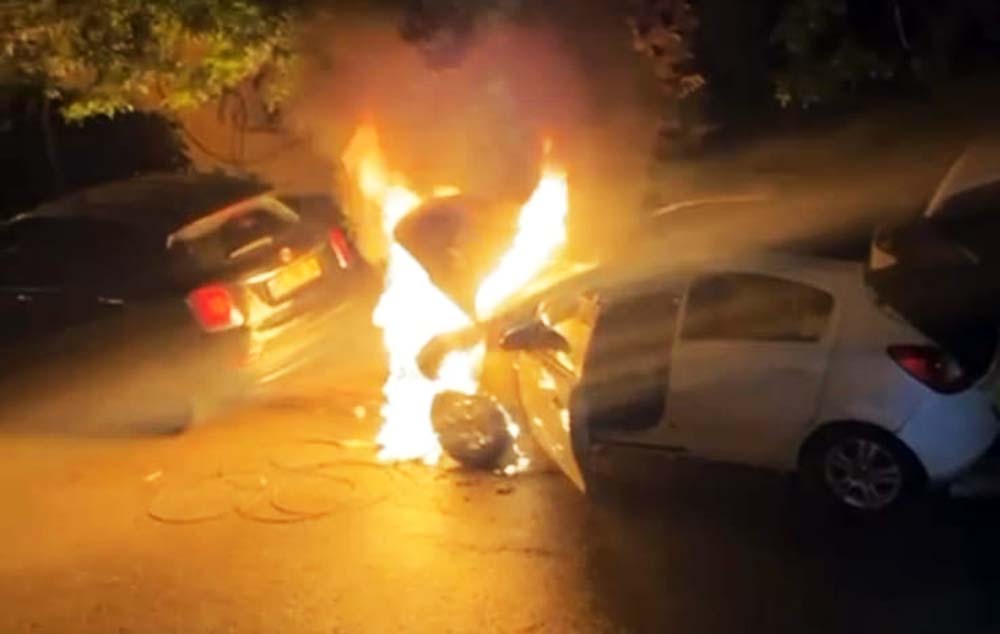 חיפה: רכב עלה באש ברחוב לוחמי הגטאות (צילום: כבאות והצלה)