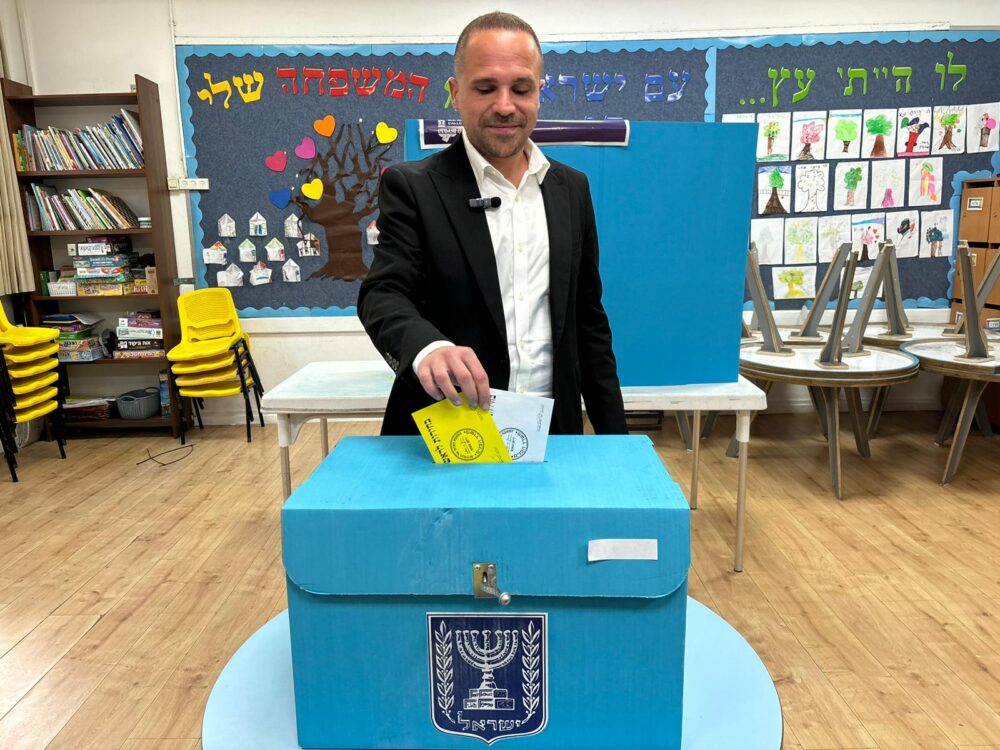 יוסי שלום, חבר מועצת העיר חיפה ומועמד לראשות העיר (יש עתיד), הצביע השכם בבוקר (אלבום אישי)