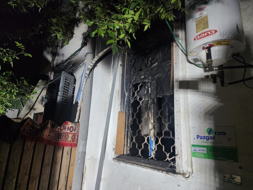 חיפה: דירה עלתה באש בשכונת הדר הכרמל (צילום: כבאות והצלה)
