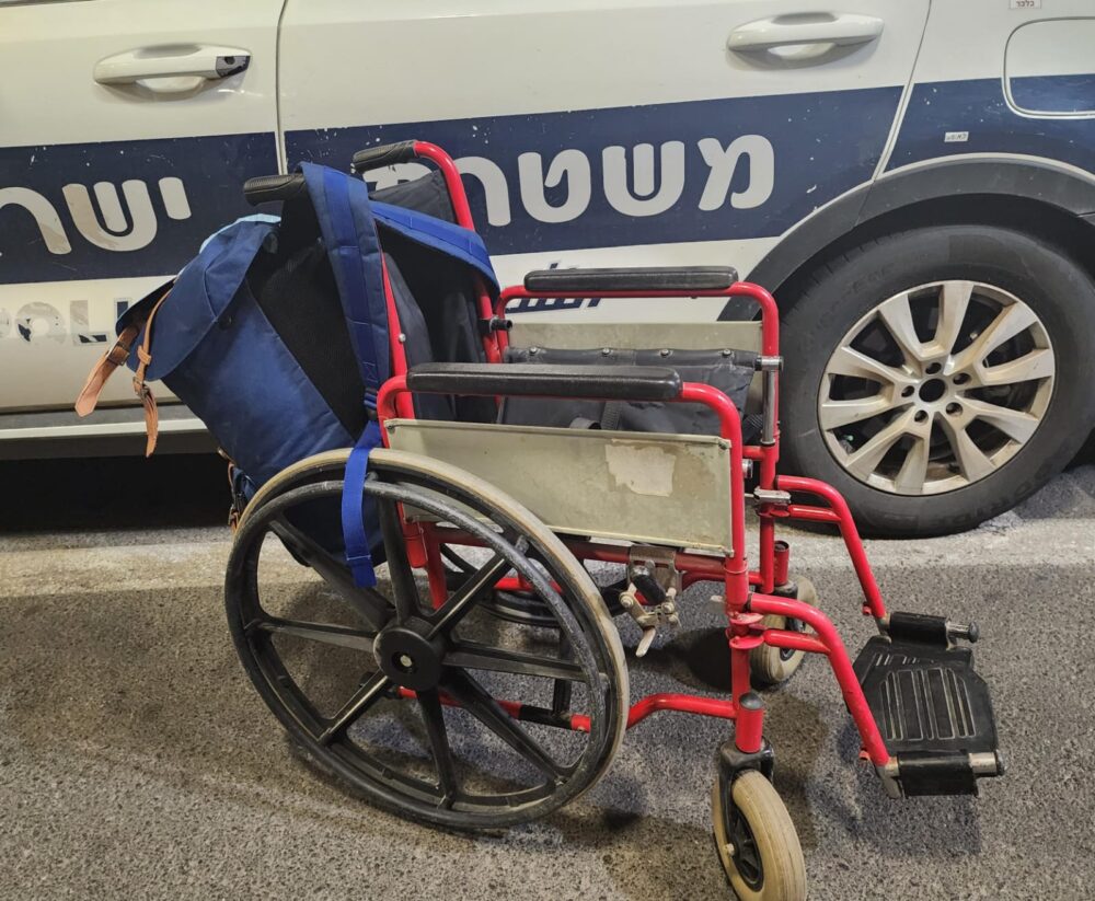 תמונת כסא הגלגלים והתיק שבתוכו נתפסו עשרות אמצעי פירוטכניקה - צילום: משטרת ישראל