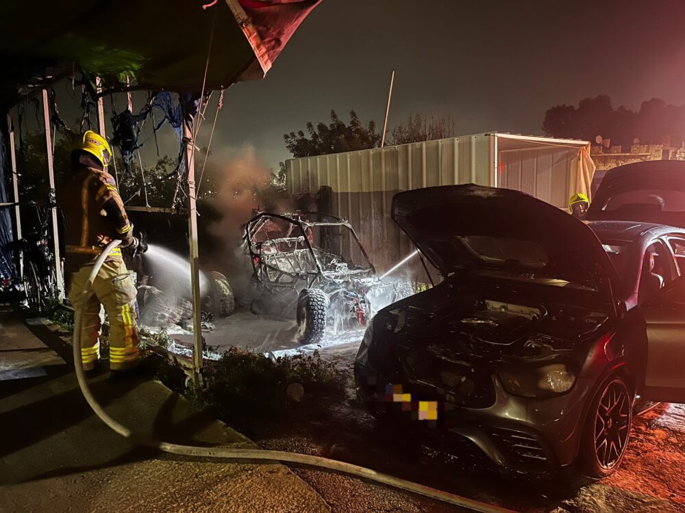 חיפה: כיבוי כלי רכב שנשרפו  (צילום: כבאות והצלה)