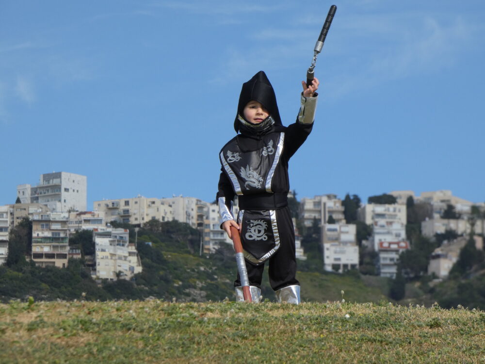 אורי בן ה-7 בתחפושת נינג'ה בחוף זמיר בחיפה (צילום: יעל הורוביץ)