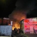 מוסך עולה באש ברחוב אופיר בחוף שמן (צילום: כבאות והצלה)