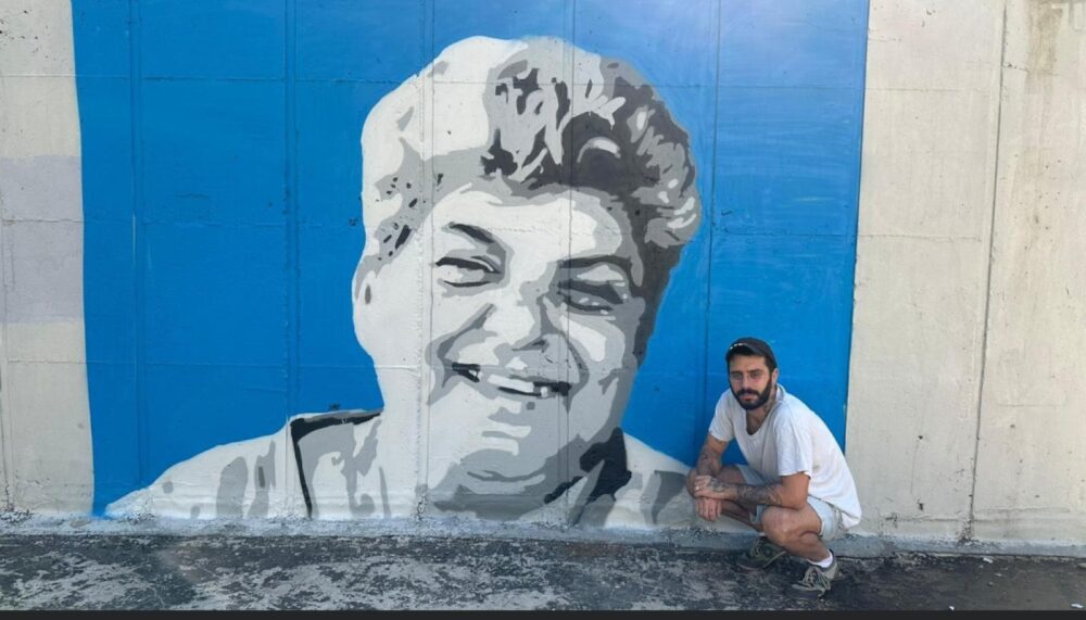 רחל מאופקים, צייר עדי יונתן כהן, על קיר של מקלט ציבורי ברחוב קומוי. צילום: ענת סלומון, דוברות עיריית חיפה