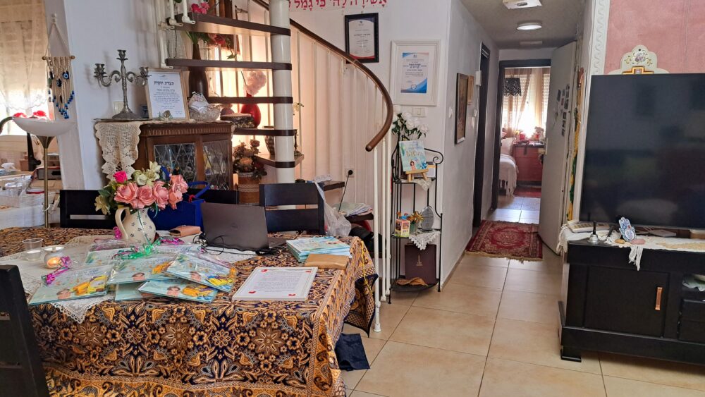 בבית עליזה אלקיים-עבאדי - שולחן האוכל המשמש לעיתים כמשרד (צילום: רחלי אורבך)