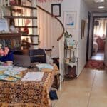 בבית עליזה אלקיים-עבאדי – שולחן האוכל המשמש לעיתים כמשרד (צילום: רחלי אורבך)