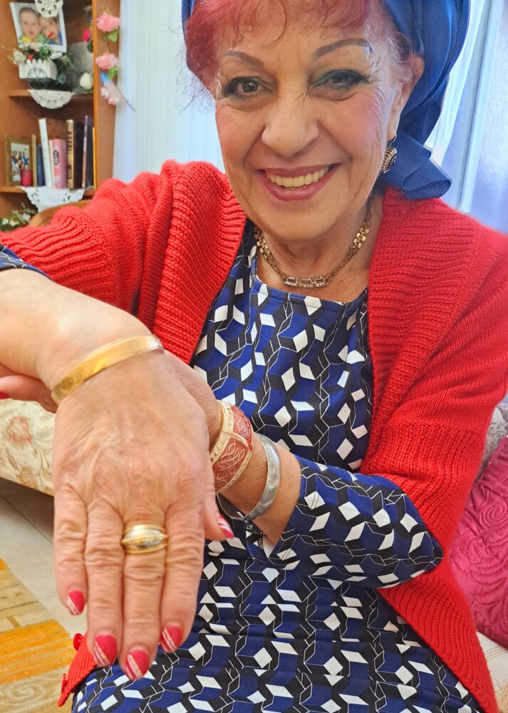 עליזה אלקיים-עבאדי - סיפור צמיד הזהב של הסבתא (צילום: רחלי אורבך)