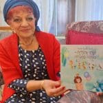 עליזה אלקיים-עבאדי – עם ספר הביכורים "יונתי והודיה" (צילום: רחלי אורבך)