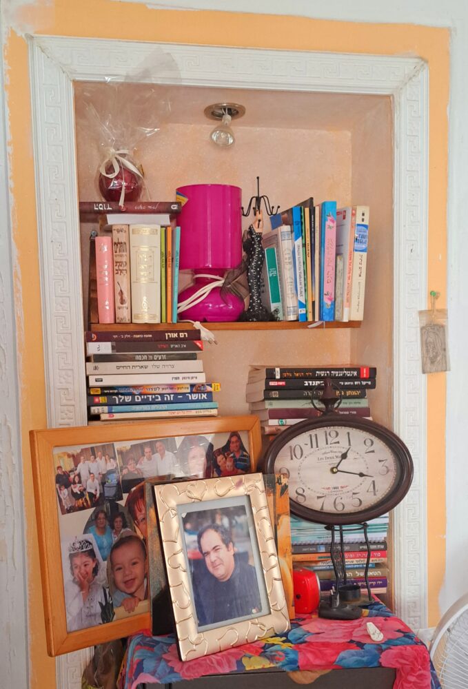 בבית עליזה אלקיים-עבאדי - ספרים, מזכרות וידע רב (צילום: רחלי אורבך)