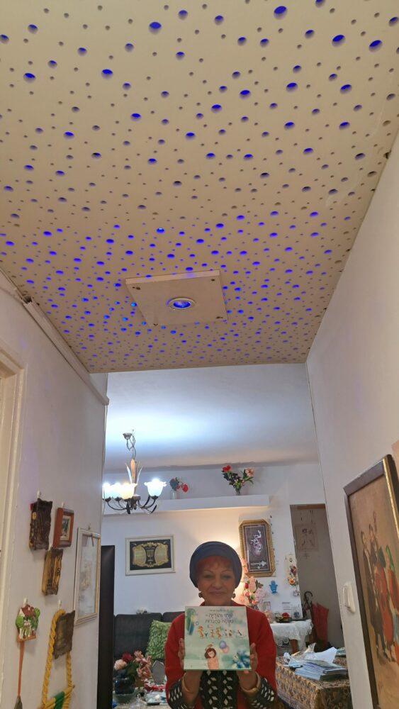 בבית עליזה אלקיים-עבאדי - התקרה הכחולה, מעשה ידי אשר ז"ל (צילום: רחלי אורבך)