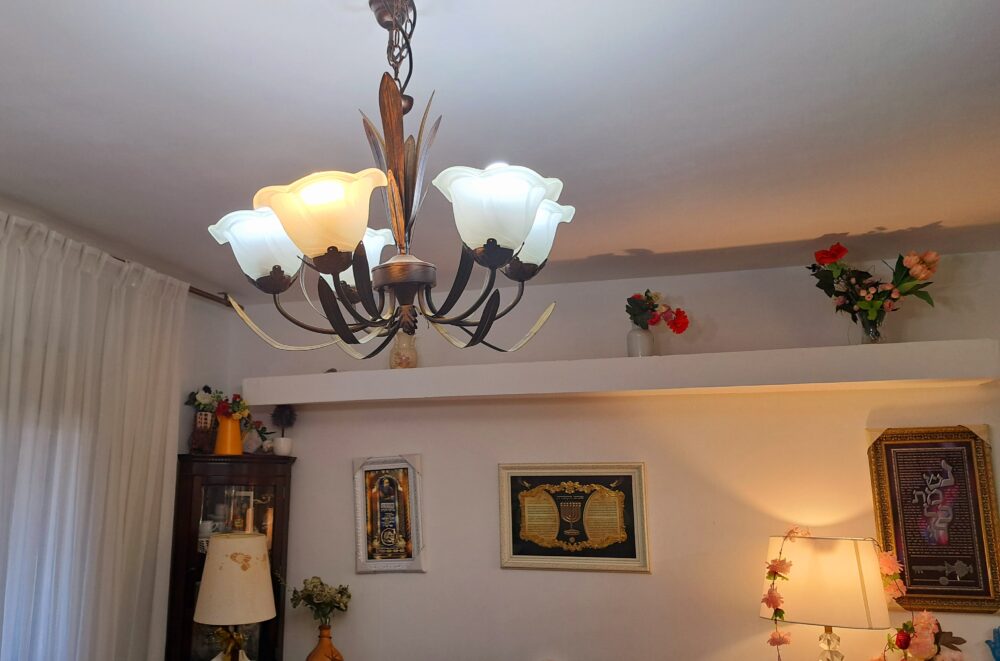 בבית עליזה אלקיים-עבאדי - מנורת וינטג', אור ושפע (צילום: רחלי אורבך)