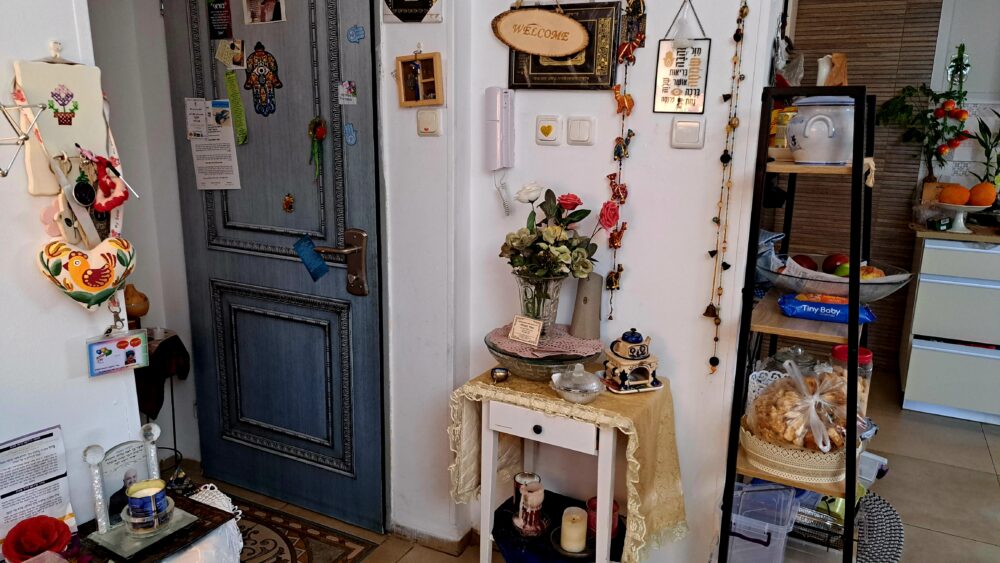 בבית עליזה אלקיים-עבאדי - המבואה (צילום: רחלי אורבך)