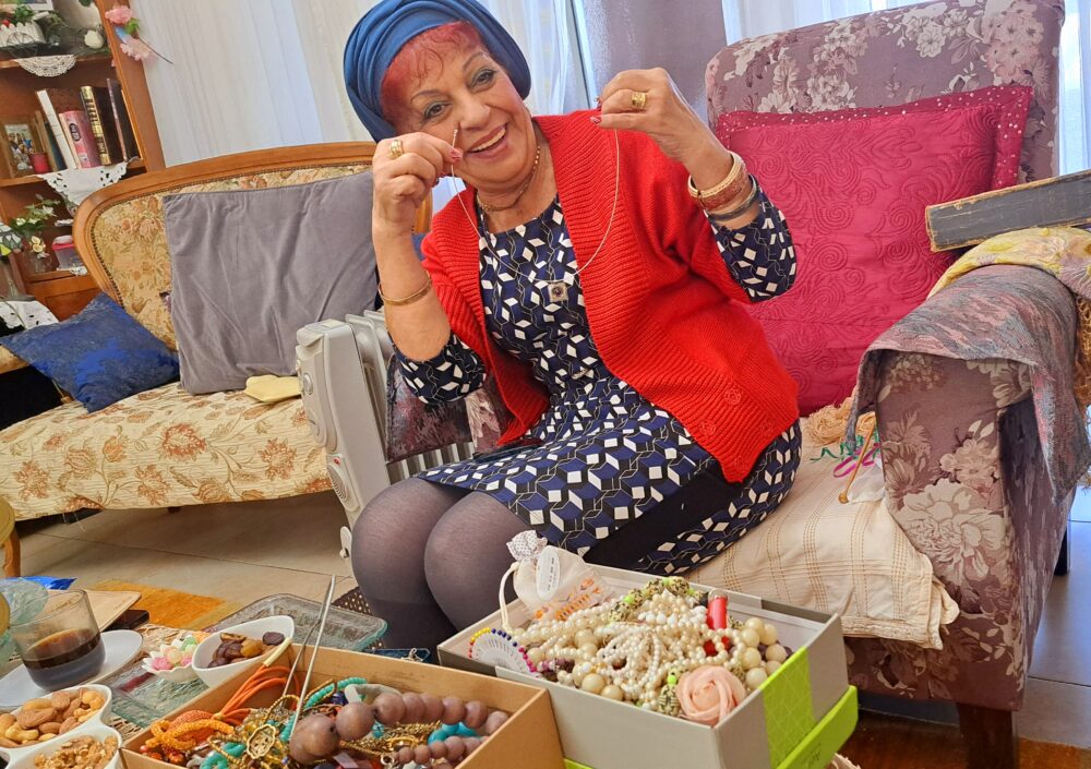 עליזה אלקיים-עבאדי - עם פריטים למכירה ולתרומה (צילום: רחלי אורבך)