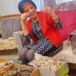 עליזה אלקיים-עבאדי – עם פריטים למכירה ולתרומה (צילום: רחלי אורבך)
