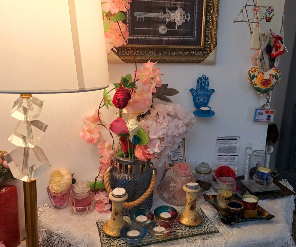 בבית עליזה אלקיים-עבאדי - פינת נרות ומדיטציה (צילום: רחלי אורבך)