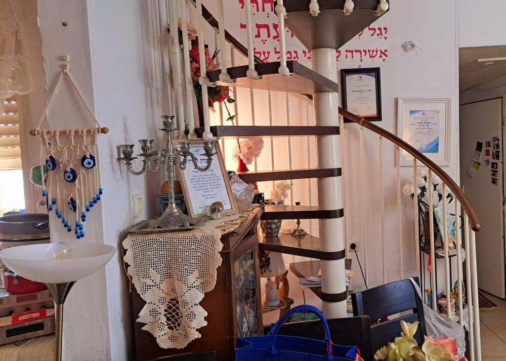 בבית עליזה אלקיים-עבאדי - גרם המדרגות לקומה שמעל (צילום: רחלי אורבך)