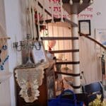 בבית עליזה אלקיים-עבאדי – גרם המדרגות לקומה שמעל (צילום: רחלי אורבך)