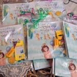 עליזה אלקיים-עבאדי – מקבץ של ספר הביכורים המוכן כתרומה לילדים (צילום: רחלי אורבך)