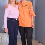 רותי גנץ משמאל עם חברתה נעמי זיידמן, מימין-חברויות בדיור המוגן (צילום: רחלי אורבך)