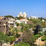 מבט אל הרחוב ממעונה של רותי גנץ (צילום: רחלי אורבך)